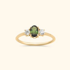 Elegante 9 karaat gouden ring met een ovale groene toermalijn en twee fonkelende diamanten aan weerszijden.