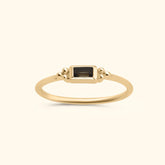 Gold plated brass ring met rechthoekige smoky quartz steen – Louise Smoky Baguette Ring, een elegante en tijdloze damesring.